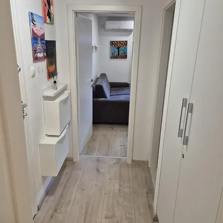 Cozy Close To Centre Split