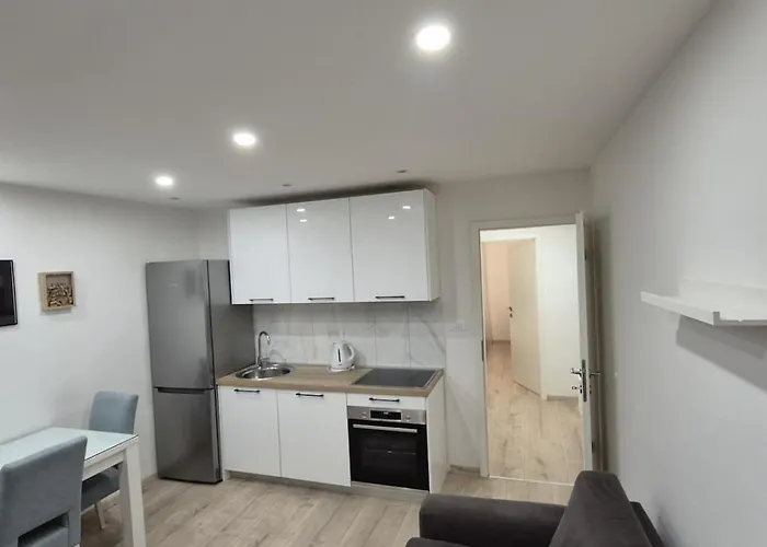 Cozy Close To Centre Split