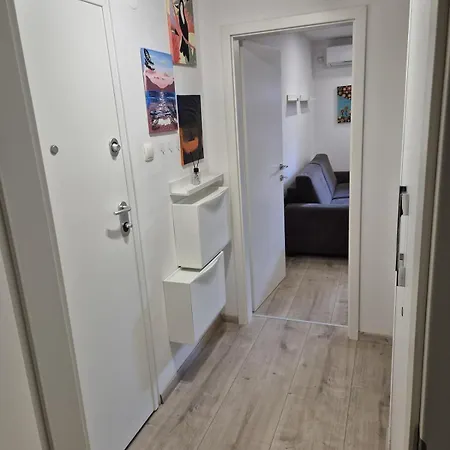 Cozy Close To Centre דירה *